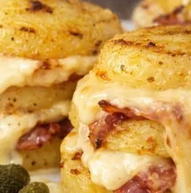 Pommes de terre au four avec fromage raclette et bacon accompagné d'une garniture délicieuse