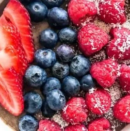 Bol d'Acai aux Baies frais et coloré avec des garnitures saines.