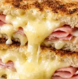 Croques raclette façon MacDo préparés en 20 minutes, délicieux et réconfortants.