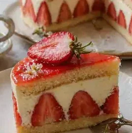 Fraisier mascarpone avec des fraises fraîches et une crème onctueuse
