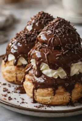 Profiteroles au chocolat garnies de crème et nappées de chocolat fondu