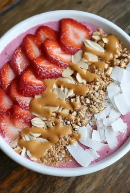 Bol de smoothie protéiné aux baies avec des fruits frais et des graines.