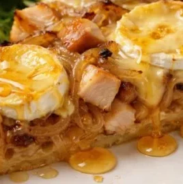 Tarte aux Oignons Caramélisés avec Poulet, Chèvre et Miel, un plat délicieux