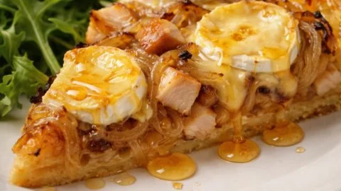 Tarte aux Oignons Caramélisés, Poulet, Chèvre et Miel