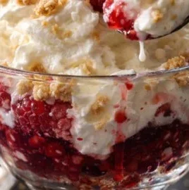 Verrines de framboise mascarpone et meringue dans un verre élégant